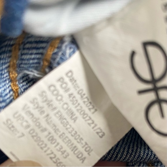 Jean Shorts- Mid rise, Distressed, Whiskering, Bermuda, Great Condition - Picture 4 of 7